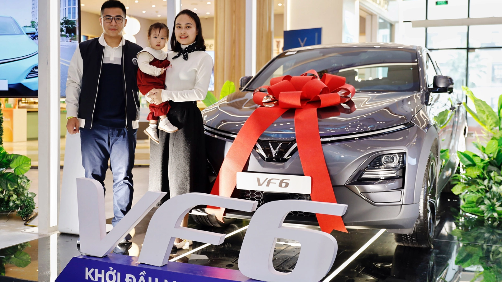 gia đình khách hàng và vinfast vf6